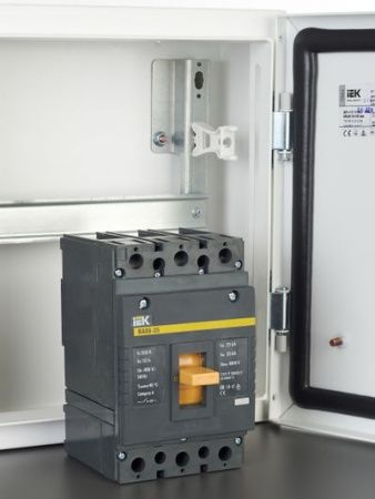 Выключатель автоматический ВА88-35 3Р 200А 35кА IEK