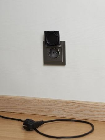 BRITE Розетка 1-местная с заземлением с защитными шторками и крышкой 16А IP44 РСбш10-3-44-БрС сталь IEK